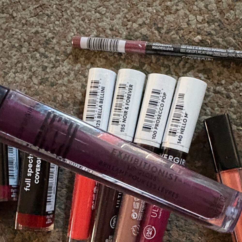 COVERGIRL Lipstick Set - Bold Reds, Pinks, and Purples - Picture 7 of 11